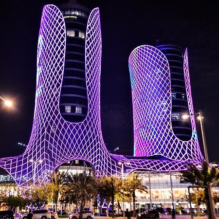 Century Marina Hotel - Lusail Esterno foto The Al Hamra Towers at night