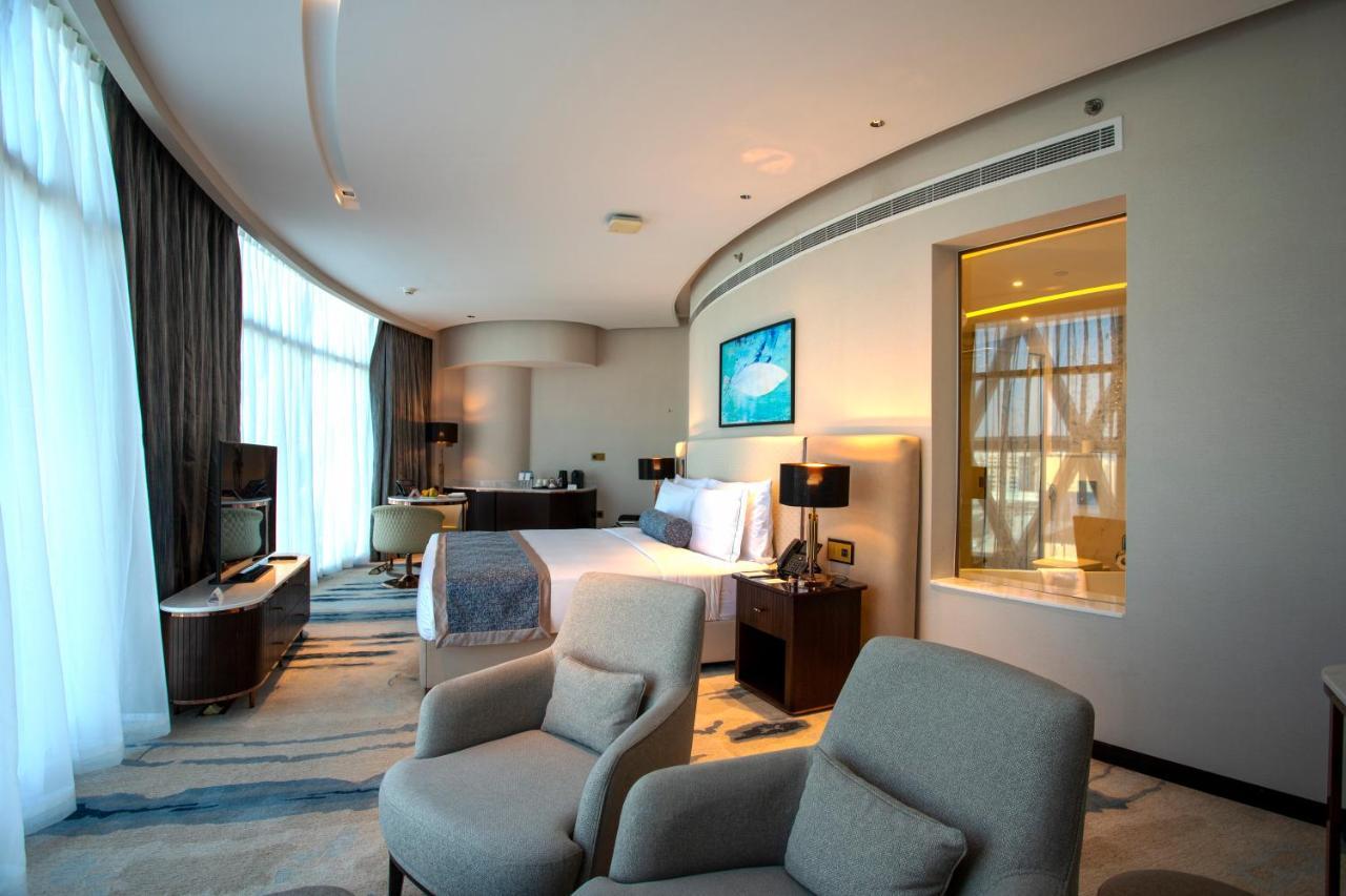 Century Marina Hotel - Lusail Esterno foto A suite at the hotel