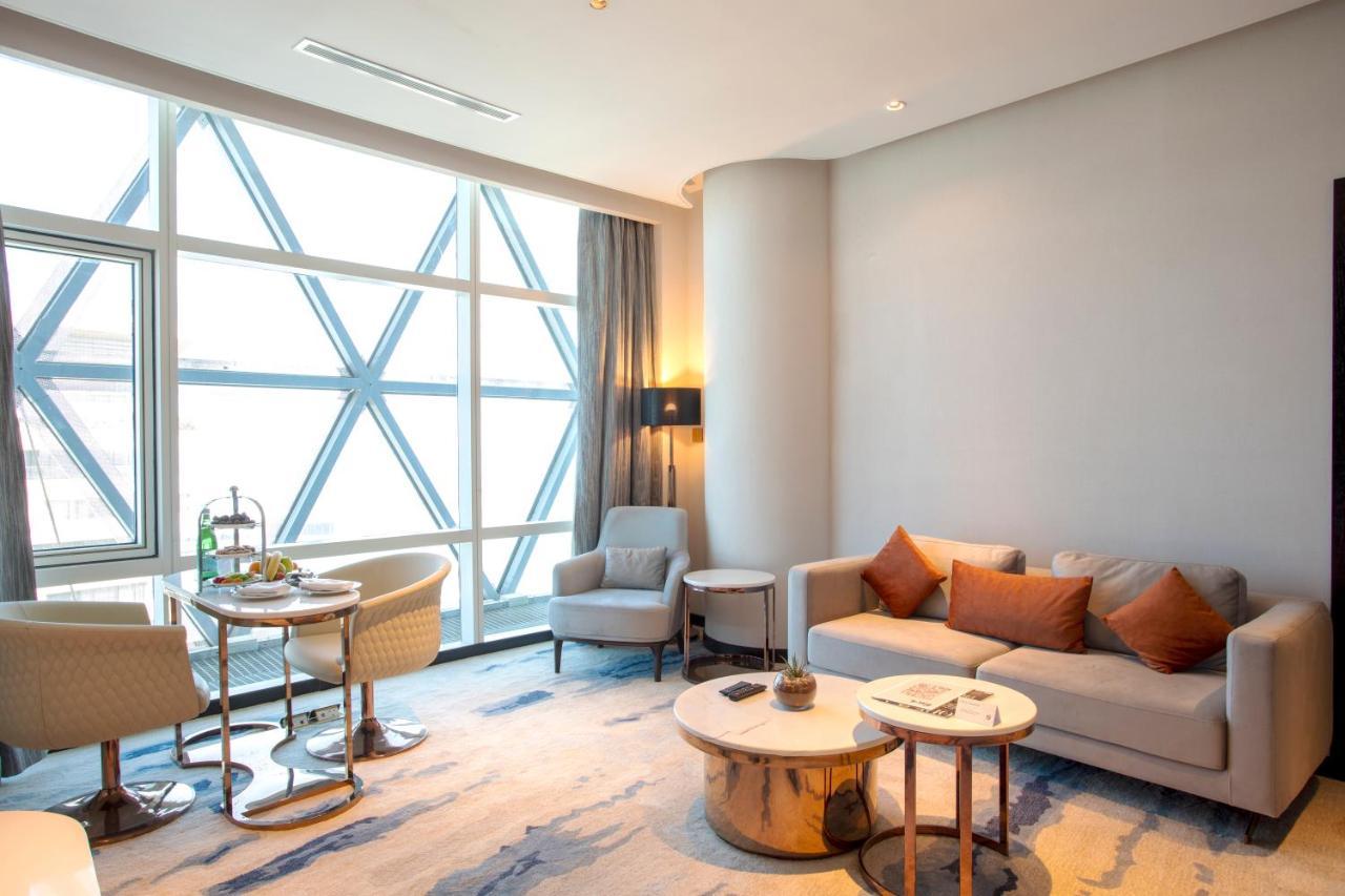 Century Marina Hotel - Lusail Esterno foto A living room at the hotel
