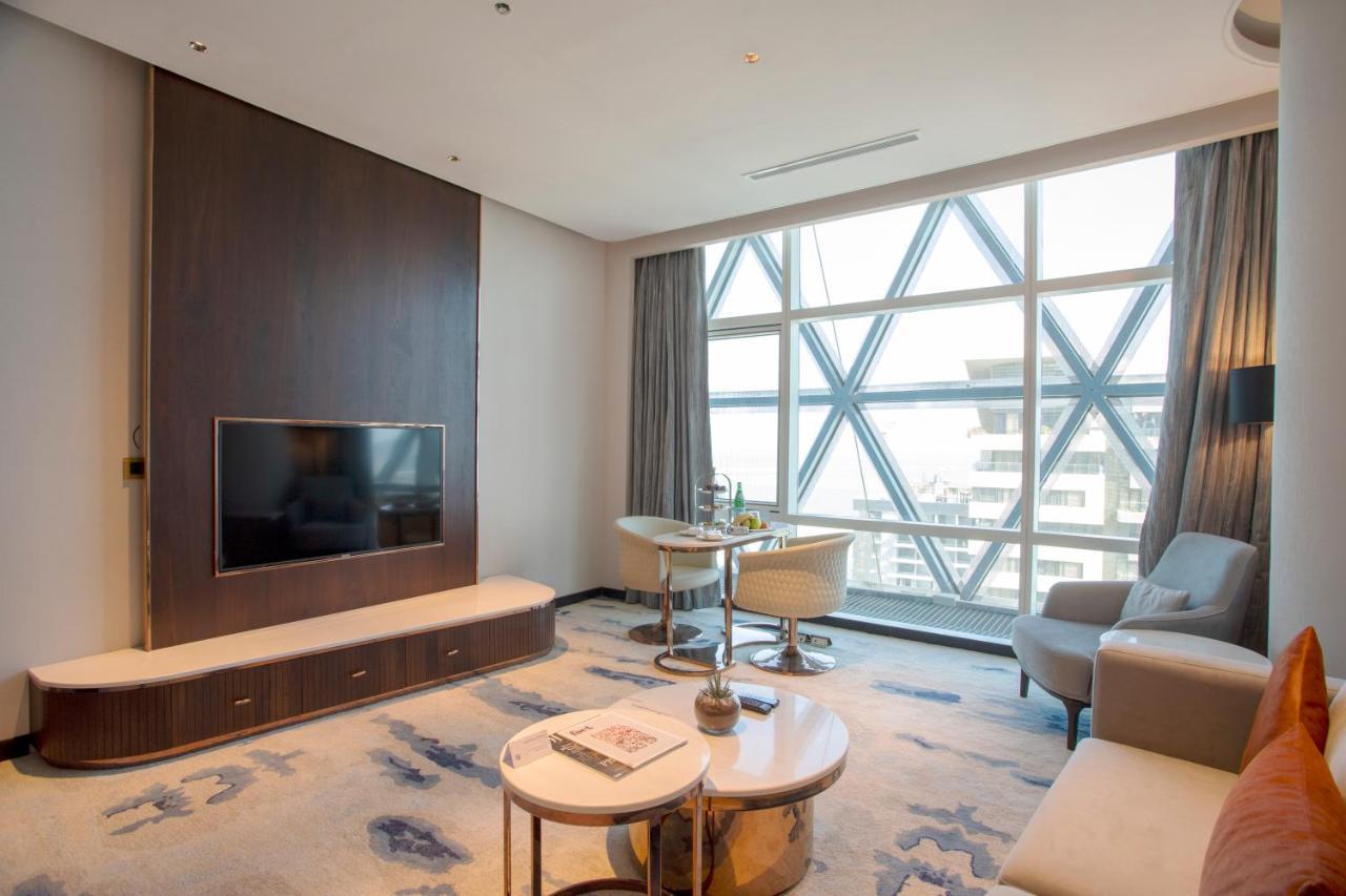 Century Marina Hotel - Lusail Esterno foto A suite at the hotel