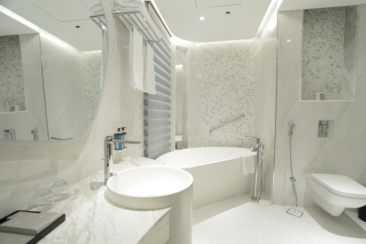 Century Marina Hotel - Lusail Esterno foto Bathroom