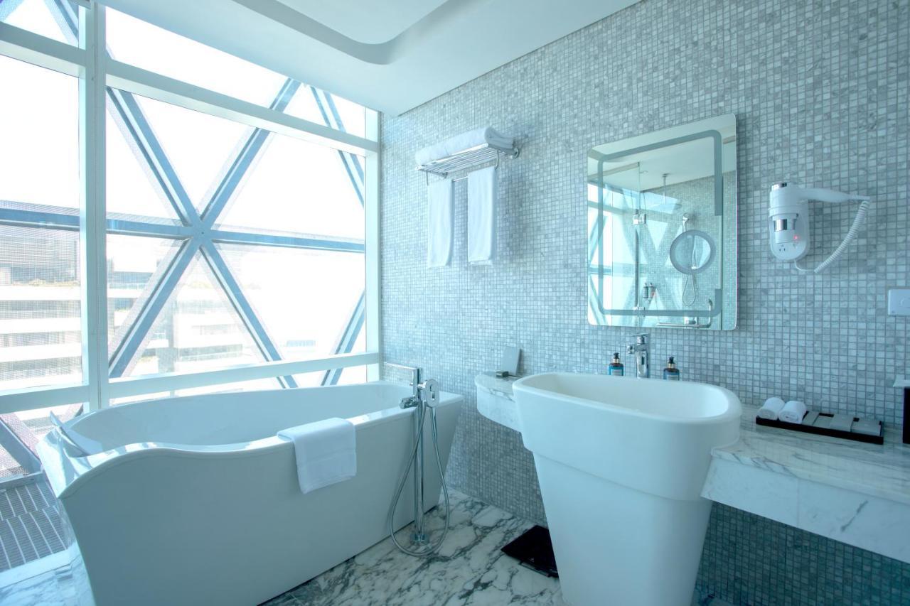 Century Marina Hotel - Lusail Esterno foto Bathroom