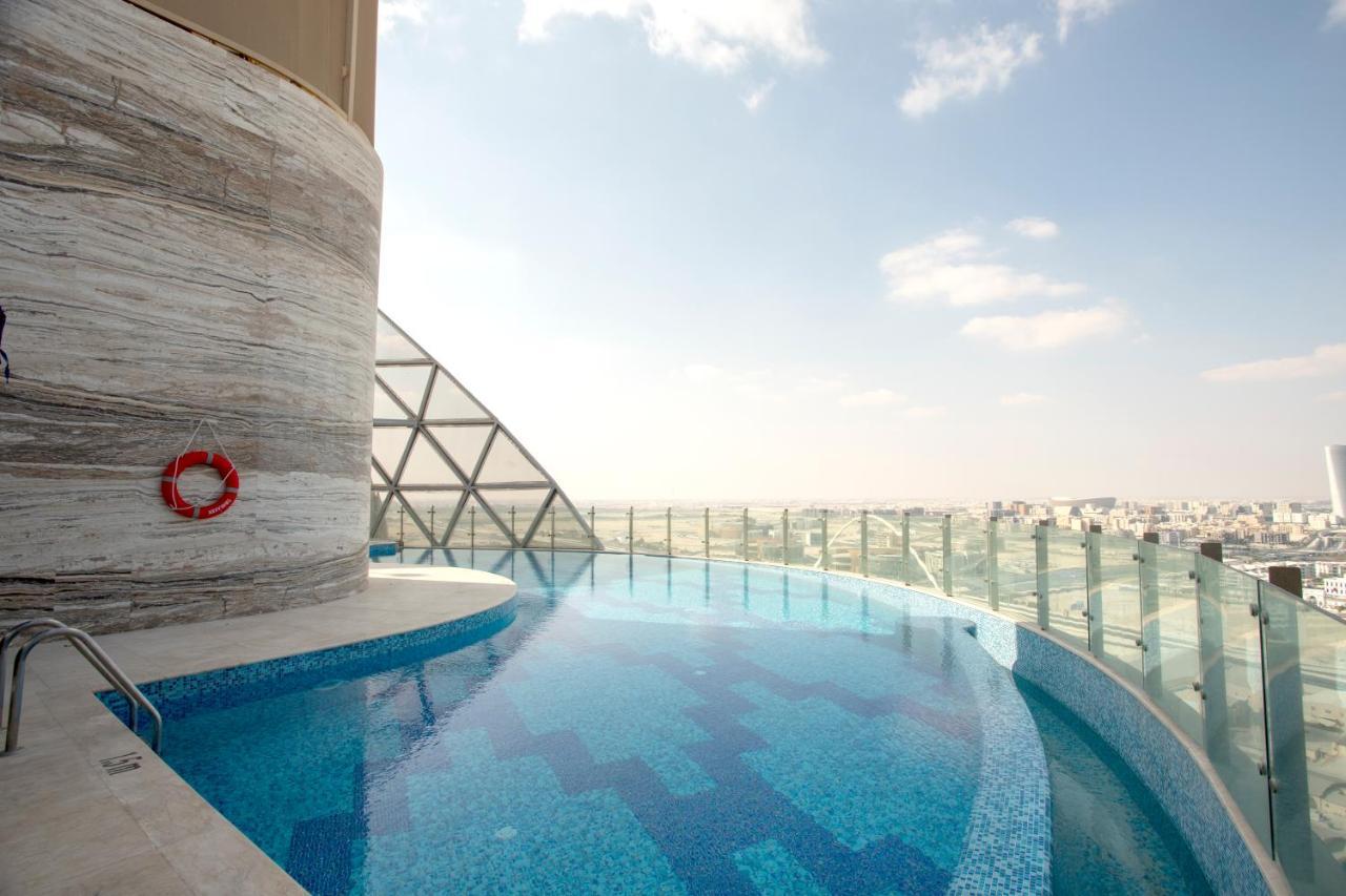 Century Marina Hotel - Lusail Esterno foto The pool at the 360° Sky Lounge