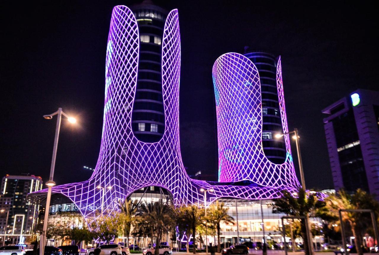 Century Marina Hotel - Lusail Esterno foto The Al Hamra Towers at night