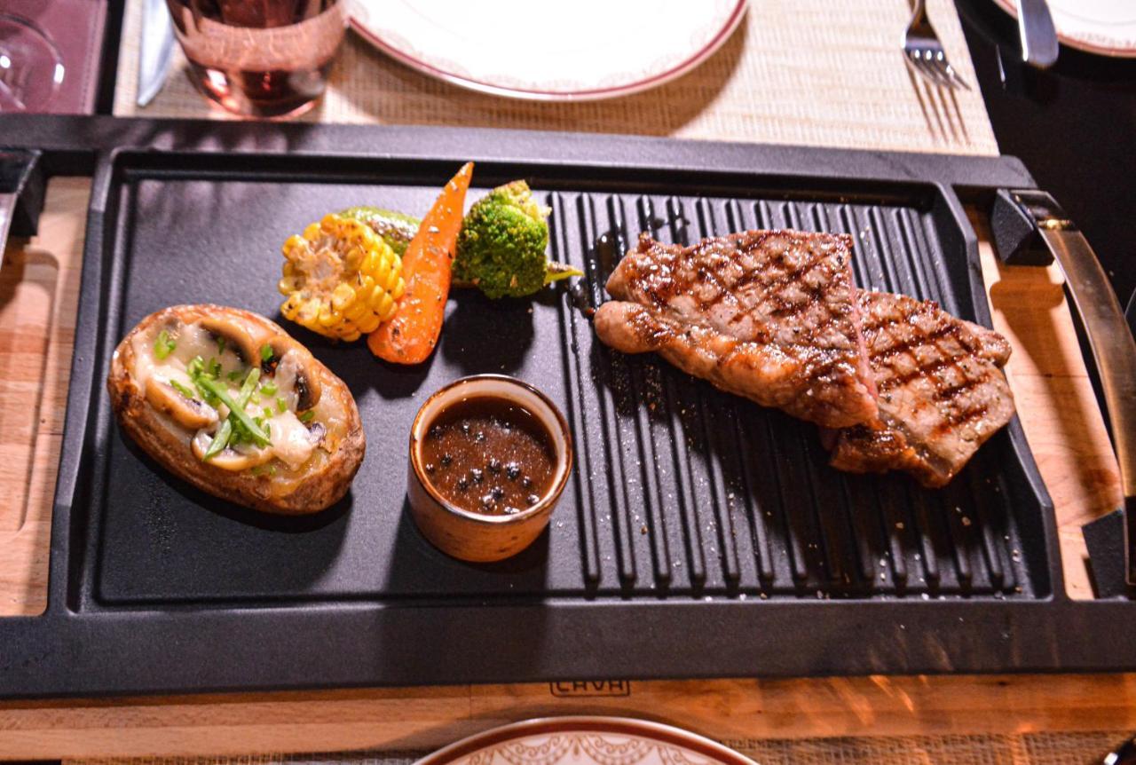 Century Marina Hotel - Lusail Esterno foto A steak prepared on a griddle