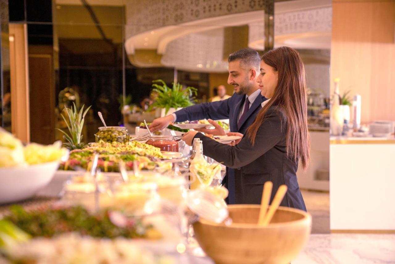 Century Marina Hotel - Lusail Esterno foto A buffet at a hotel