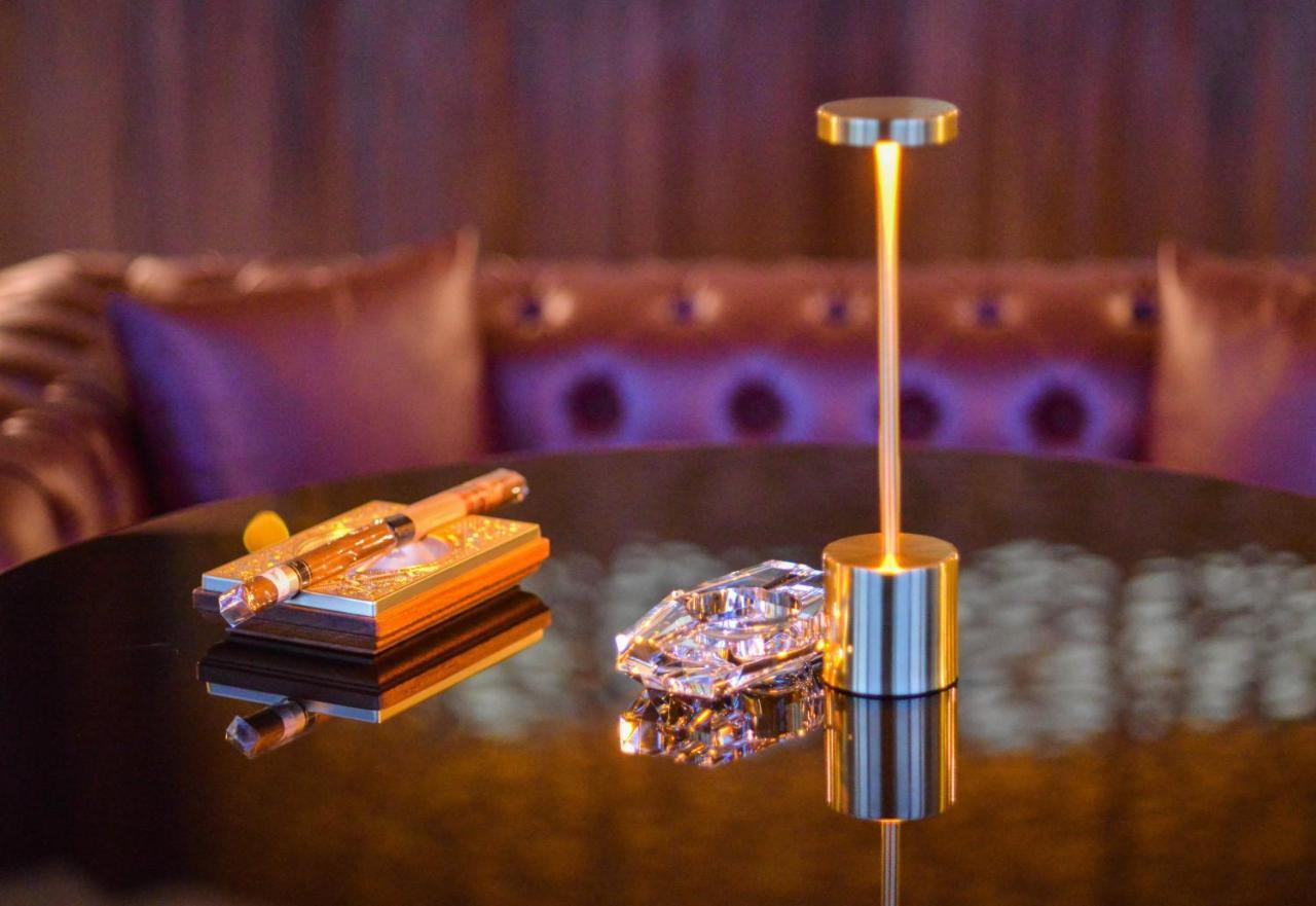 Century Marina Hotel - Lusail Esterno foto The table lamp