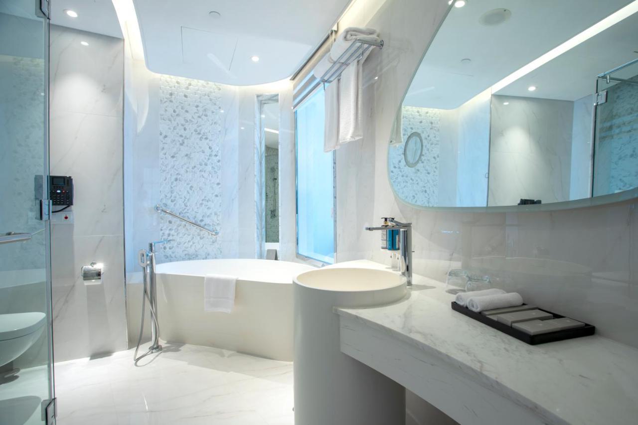 Century Marina Hotel - Lusail Esterno foto Bathroom