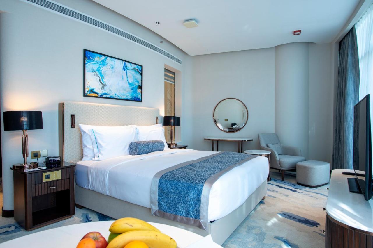 Century Marina Hotel - Lusail Esterno foto A bedroom at the hotel