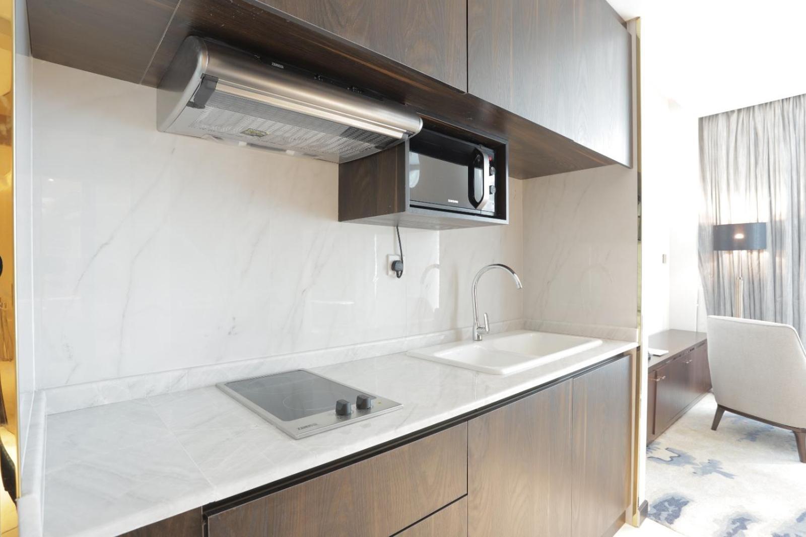 Century Marina Hotel - Lusail Esterno foto A modern kitchen